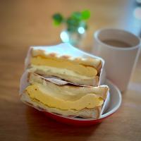 10/1の朝食　玉子焼きチーズサンド